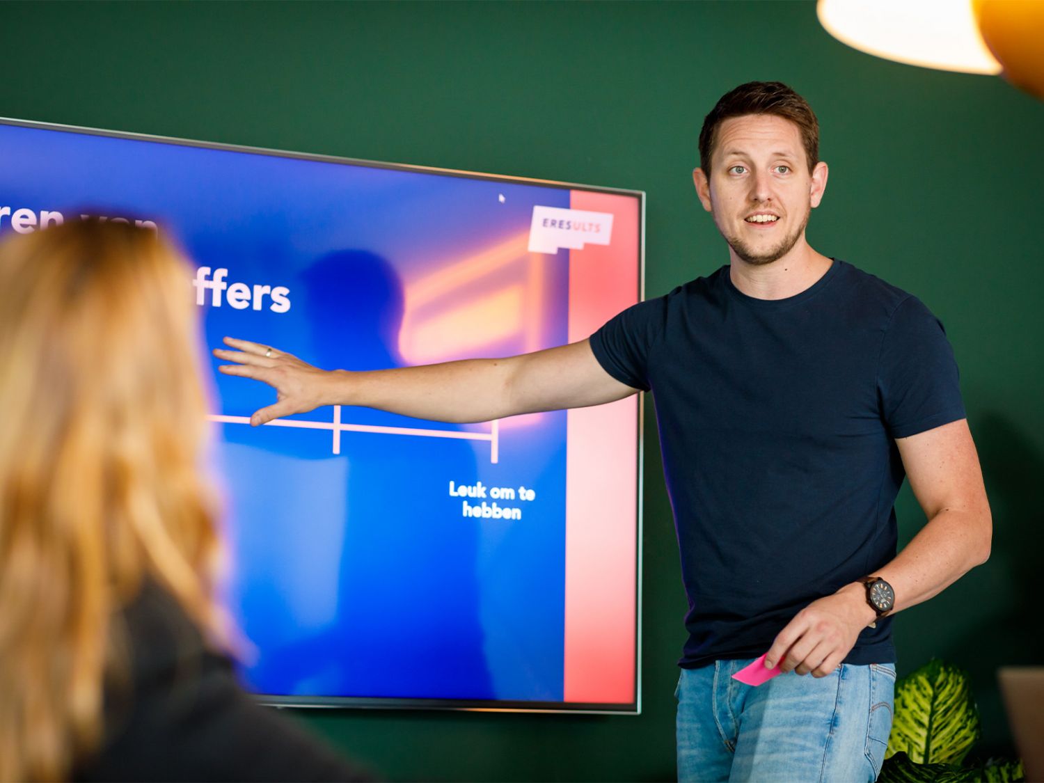 Peter houdt tijdens een workshop een presentatie over de waardepropositie van een klant