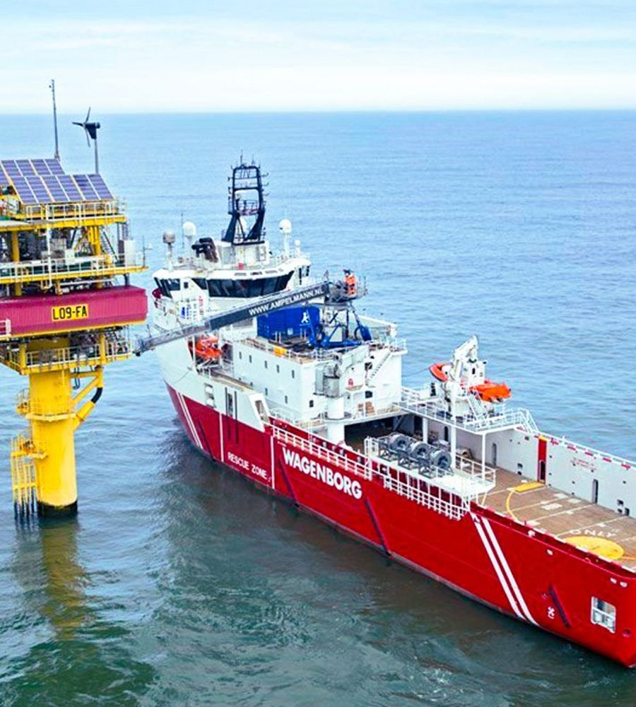 De Kasteelborg schip voert onderhoud uit bij een solar powered offshore platform